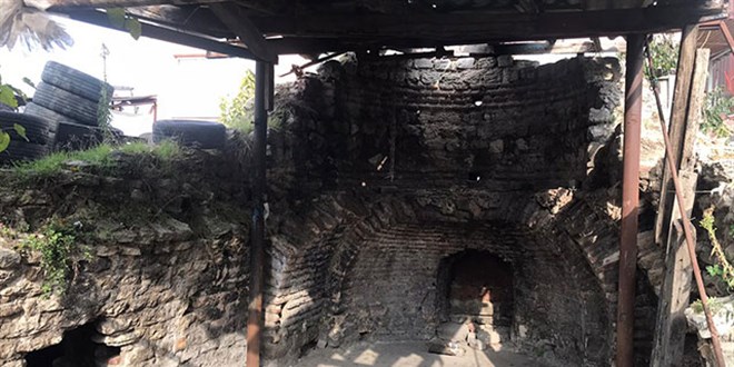 Lastikler arasında 700 yıllık tarihi şapel
