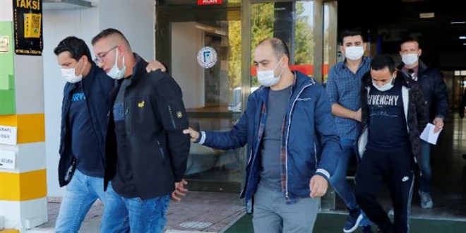 Kendilerini uyaran polisin burnunu kırdı