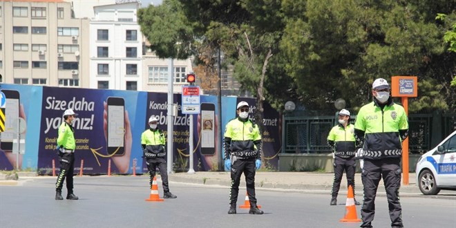 İzmir'de kısıtlamaya uymayan 1044 kişiye ceza kesildi