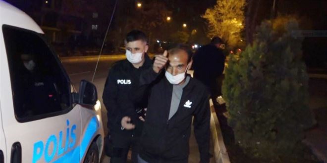 Hastane dönüşü yolda kalan vatandaşı evine polis bıraktı
