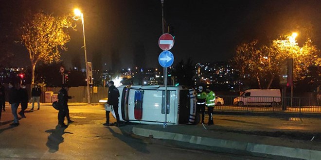 Kırmızı ışıkta geçti, polis otosuna çarptı: 2'si polis 3 yaralı