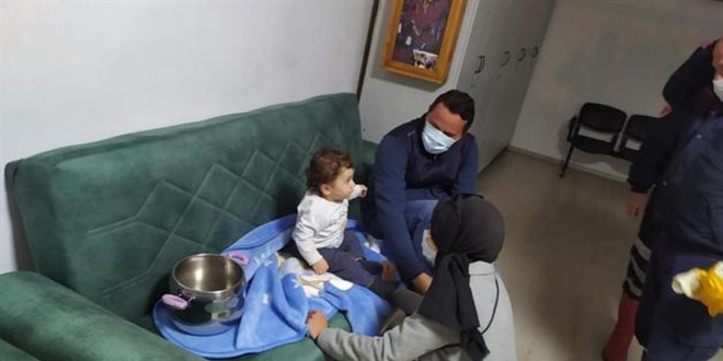 Düdüklü tencereye sıkışan bebeği itfaiye kurtardı