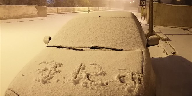 Van merkeze mevsimin ilk karı yağdı