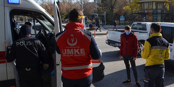 Koronavirüslü genç sokağa çıktı, polis çemberinde götürüldü