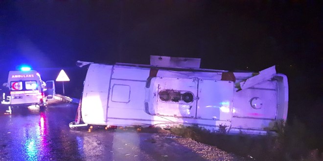 Tarım işçilerini taşıyan midibüs devrildi: 23 yaralı