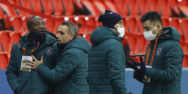 Paris'te ırkçı söylem! Medipol Başakşehir sahadan çekildi