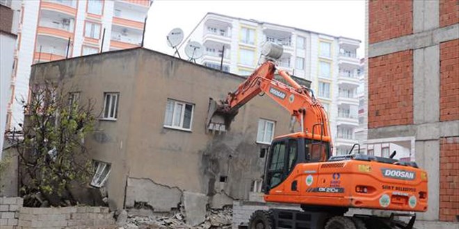 Siirt'te yıkılma riski bulunan 2 katlı ev boşaltıldı