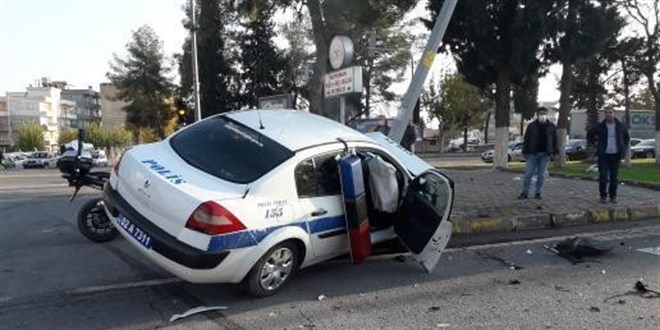 Polis arac aydnlatma direine vurdu: 2 polis yaral