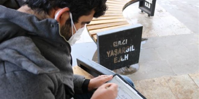 Hastane bahçesinde uzaktan eğitimle ders veriyor