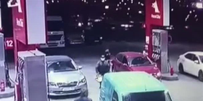 Çaldığı arabanın sahibinin kredi kartıyla tatlı alan şüpheli aranıyor