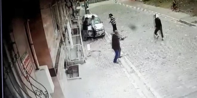 Top oynayan çocuklara kızdı, tüfekle ateş açtı