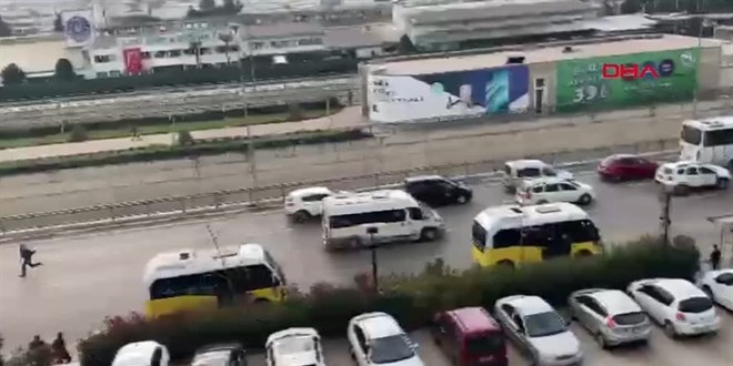 Cezaevine götürülürken polis aracından böyle kaçtılar