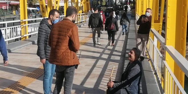 Maskesiz kaval çalıp para topladı, polise cevabı 'pes' dedirtti