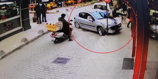 Kontrolden çıkan otomobil çarptığı yaya ile birlikte restorana böyle daldı