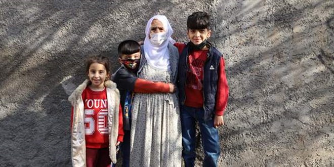 103 yaşında koronavirüsü yendi, torunlarıyla bir araya geldi