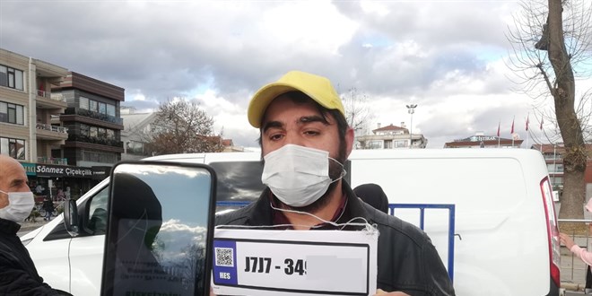 HES kodunu plaka yapıp boynuna astı