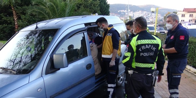 Kaza yapan eşinin sağlığını bırakıp aracının derdine düştü