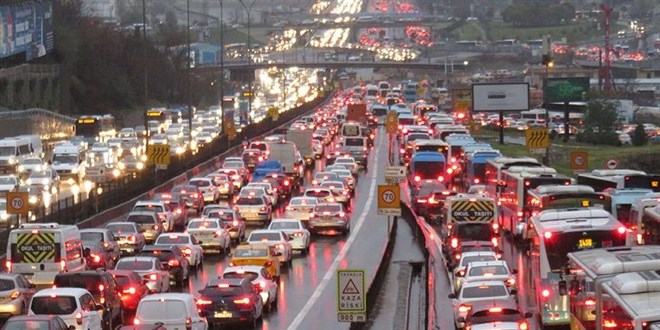 İstanbul'da kısıtlama öncesi trafik kilitlendi