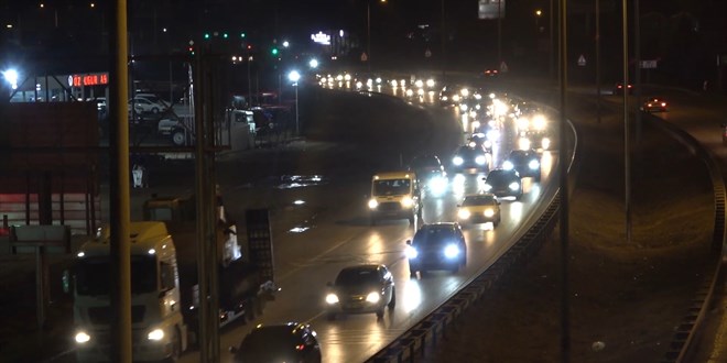 Vatandalar yollara akn etti: Kstlama ncesi kilit kavakta trafik younluu