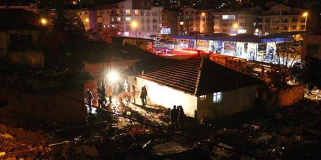 Evden kovulup barakada yatan Serhat yanarak can verdi!