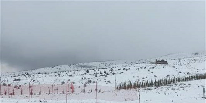 Y�ld�z Da�� Kayak Merkezi'nde kar ya���� etkili oluyor