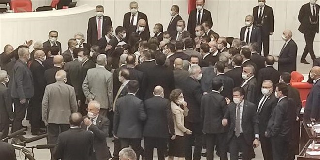HDP ve AK Parti milletvekilleri birbirlerinin üzerine yürüdü