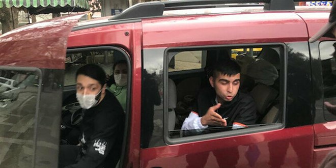 Bekçilerin yanında durdu, arkadaşına maske cezası yazdırdı