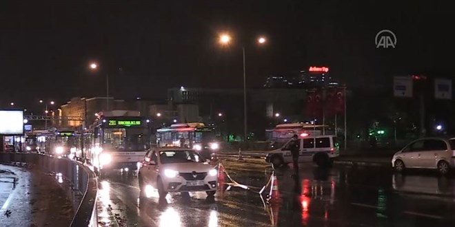 Başkent polisinden yağmur altında denetim mesaisi