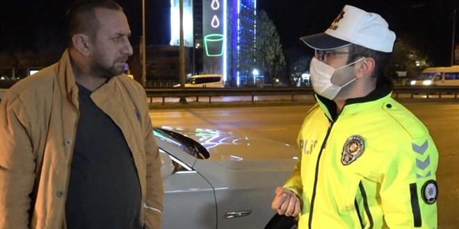 Alkoll src ve polis arasnda ilgin diyalog: Bana taknts var