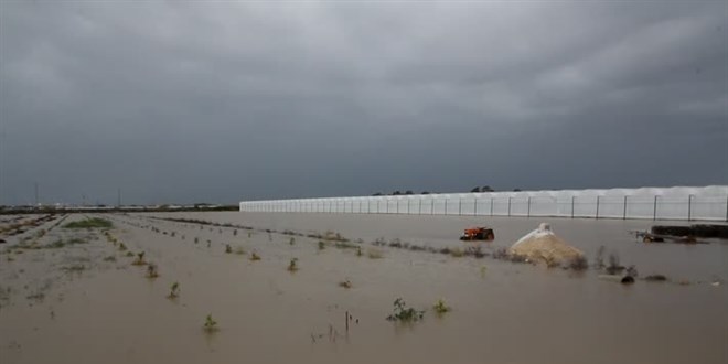 Antalya'da kuvvetli yağış etkisini sürdürüyor