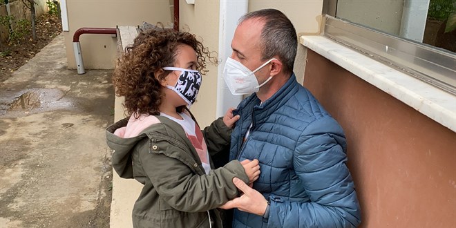 Minik Ecem karantinadaki sağlıkçı babasına böyle kavuştu