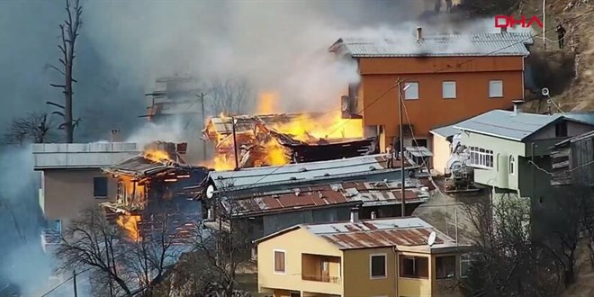 Rize'de yanan köy evi sayısı 10'a yükseldi