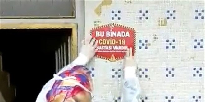 Elazığ'da korona vakası çıkan evlere bu etiket asılıyor
