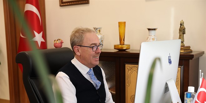 Rektör koronayı yenerek mesaisine başladı