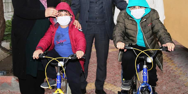 ��i�leri Bakan� Soylu'dan �ehit �ocuklar�na bisiklet hediye