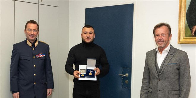 Avusturya'da T�rk gen�lere �eref madalyas� verildi