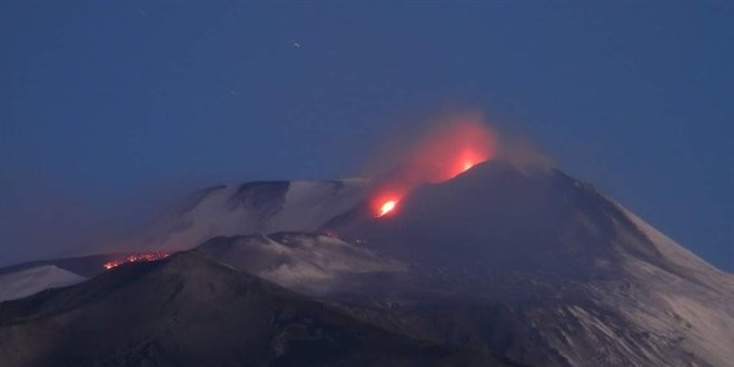 Etna Yanardağı yeniden faaliyete geçti