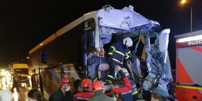 Yolcu otobüsü kamyona arkadan çarptı: 1'i ağır 16 yaralı