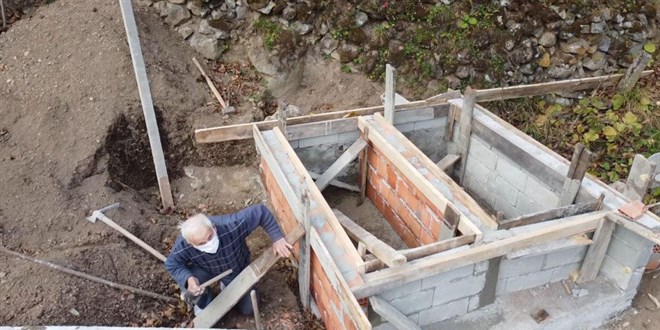 'Salgın var ölebilirim' diyerek kendi mezarını kazdı