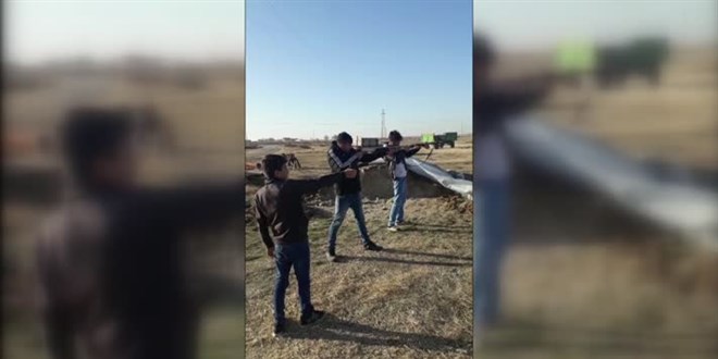 3 çocuğuna silahla ateş ettirip sosyal medyada paylaştı