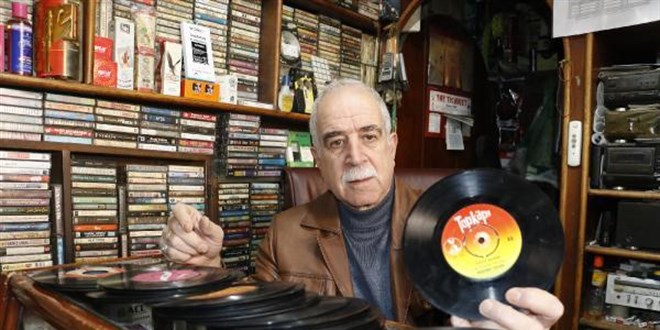 45 yılda birçok ünlü isme ait 13 bin plak ve kaset arşivledi!