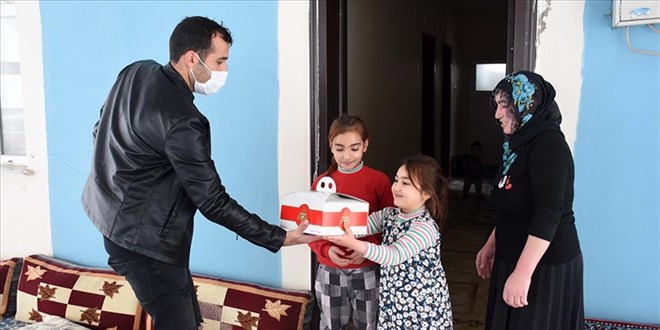 Bir yılda 15 köydeki 200 çocuğa pasta ulaştırdı