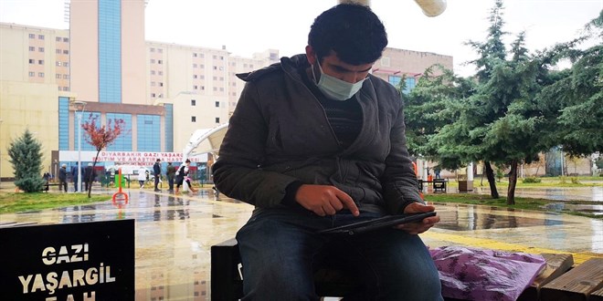 Bahçede, ders anlatan refakatçi öğretmene oda tahsis edildi