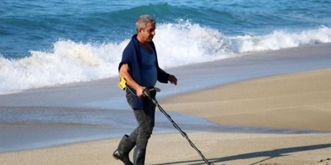 20 yıldır sahillerde dedektör ile altın ve para arayor