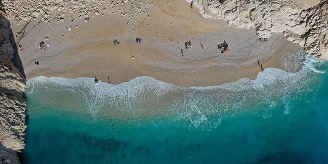 Dünyaca ünlü Kaputaş Plajı'nda deniz, kum ve güneş keyfi