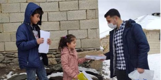 Öğretmenler kapı kapı dolaşarak kitap dağıttı