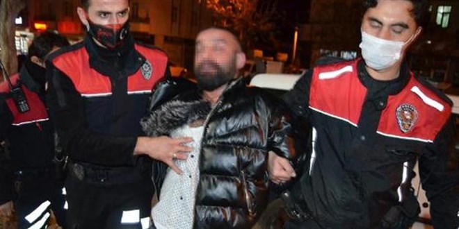 Maske takmamak için direnen şahsa biber gazlı müdahale