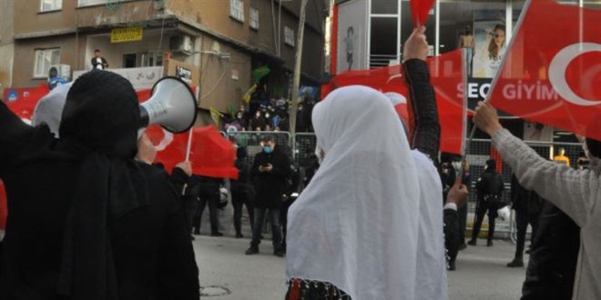 HDP'li grup, eylem yapan terr maduru anneleri talad