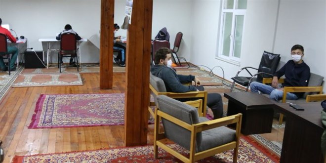 Köy muhtarı online eğitim derslerine katılamayan öğrencilerin sorununu çözdü