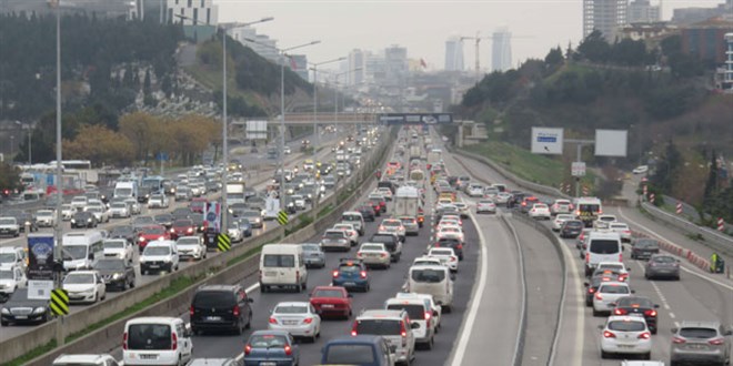 İstanbul'da kısıtlama öncesi trafik kilitlendi